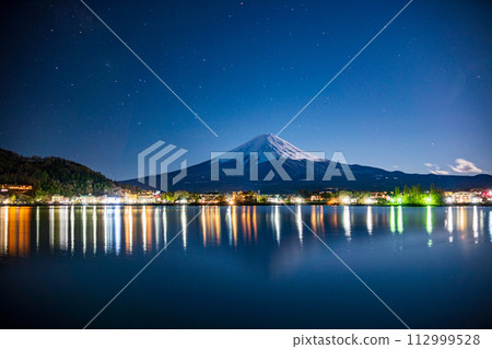 （山梨縣）從河口湖畔看到的月光下的富士山 112999528