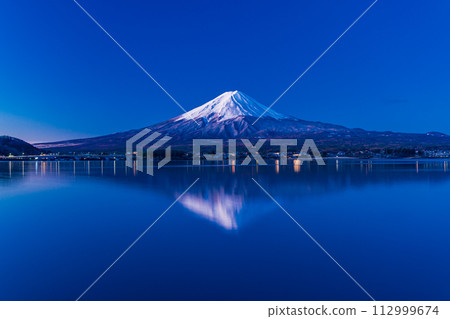 (Yamanashi Prefecture) Mt. Fuji before dawn seen from the shore of Lake Kawaguchi 112999674