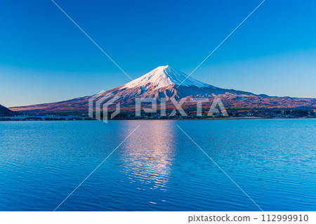 （山梨縣）從河口湖畔看到富士山的黎明 112999910
