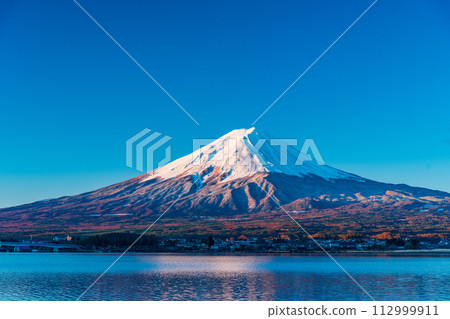 （山梨縣）從河口湖畔看到富士山的黎明 112999911