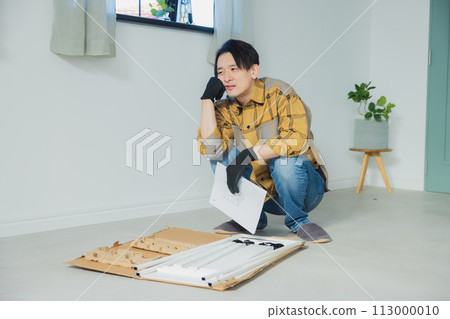 組裝家具的男人 113000010