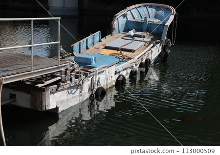 在港口被遺棄的船 113000509