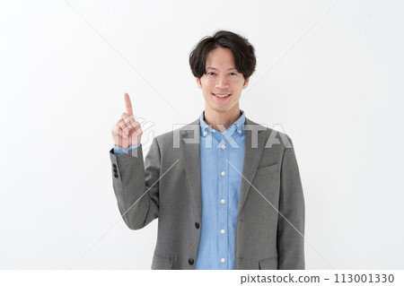 站立他的食指的一個人 113001330