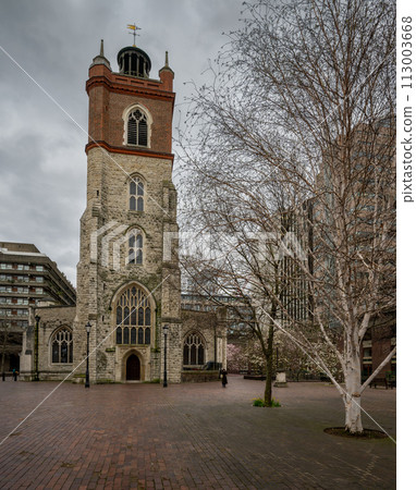London, UK: St Giles Cripplegate, a gothic church originally built in the Middle Ages and rebuilt after the Second World War. Located on the Barbican Estate in the City of London. 113003668