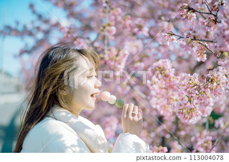 櫻花下吃團子的女人 113004078