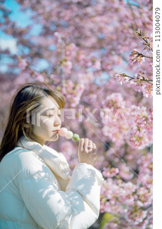 櫻花下吃團子的女人 113004079