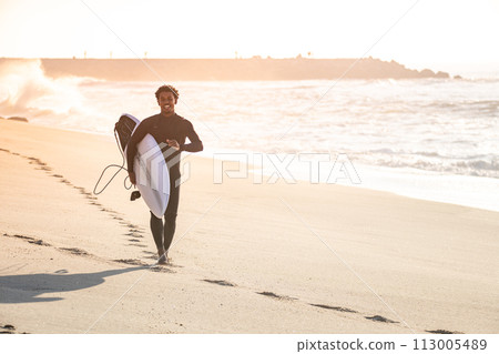 Man surfer run in the beach Man surfer run in the beach 113005489