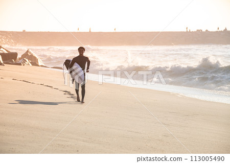 Man surfer run in the beach Man surfer run in the beach 113005490