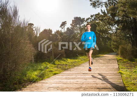 Young man running 113006271