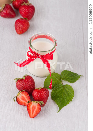 Homemade yogurt and strawberries 113006909