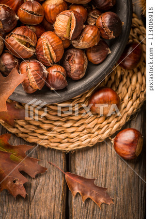Roasted chestnuts and leaves 113006918