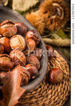 Roasted chestnuts and leaves 113007032