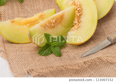 Honeydew melon 113007152