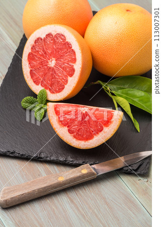 Ripe grapefruit 113007301