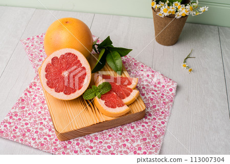 Ripe grapefruit 113007304