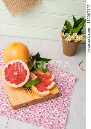 Ripe grapefruit 113007305