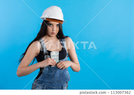 There is a construction manager on the construction site with lots of cash. 113007362