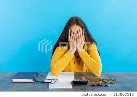 The poor young girl is worried by the small amount of money because she knows that it is not enough for all bills. 113007518