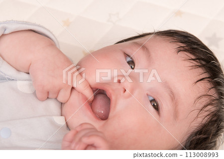 [Baby thumb sucking] 113008993