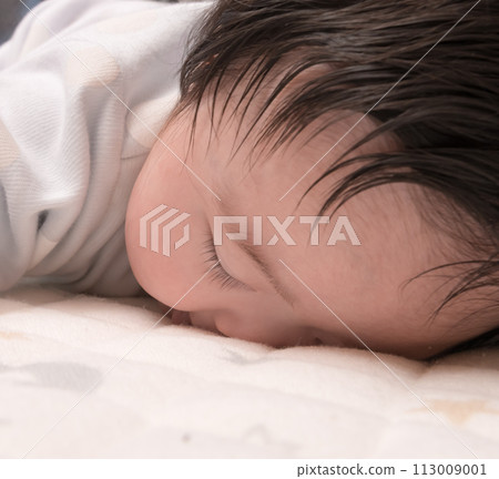 【寶寶臉朝下躺著】 113009001