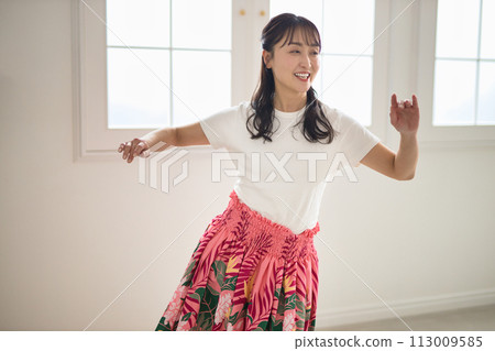 跳草裙舞的中年婦女 113009585