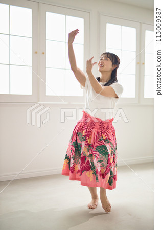 Middle-aged woman dancing hula dance 113009587