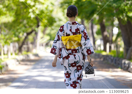 A young woman's young woman's back appearance A young woman's young woman's back appearance 113009625