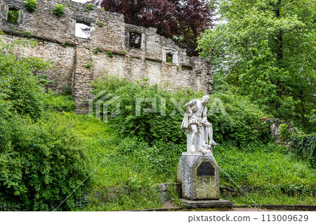 Monument of William Shakespeare at the Public Park on the river Ilm in Weimar, Germany Monument of William Shakespeare at the Public Park on the river Ilm in Weimar, Germany 113009629