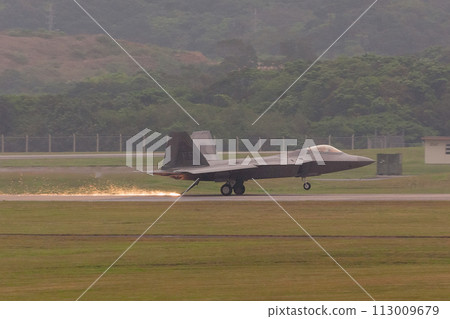 美國空軍F-22猛禽進行鉤著陸 113009679