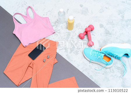 為開始鍛鍊的女孩準備的肌肉訓練物品排列在地板上的地毯上 女裝 背景材料 背景 113010522