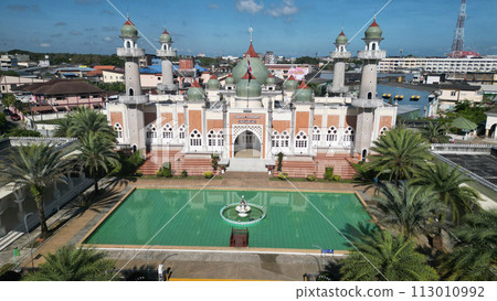 Top view of Pattani Central Mosque It is the center of the mind. and is one of the most important places of worship for Muslims in the southern region of Thailand. 113010992