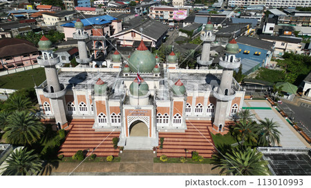 Top view of Pattani Central Mosque It is the center of the mind. and is one of the most important places of worship for Muslims in the southern region of Thailand. 113010993