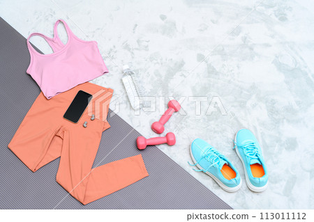 Item set for muscle training girls who are starting to exercise are lined up on a rug on the floor Women's wear Background material Background 113011112