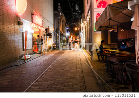 晚上喝酒的街道 113011521