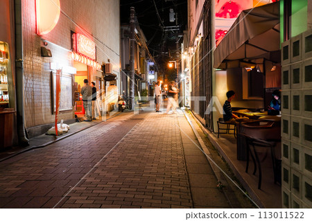 晚上喝酒的街道 晚上喝酒的街道 113011522