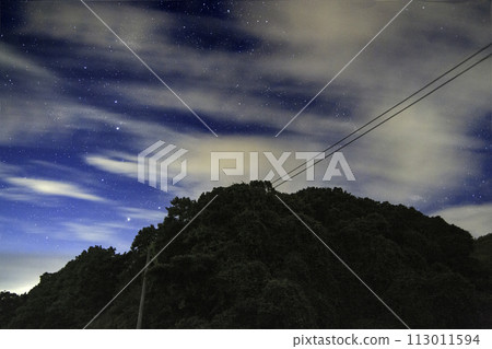 夏日星空，雲間可見北斗七星 113011594