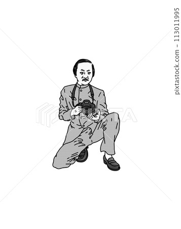 蹲著拿著相機的穿著制服的老人（單色） 113011995
