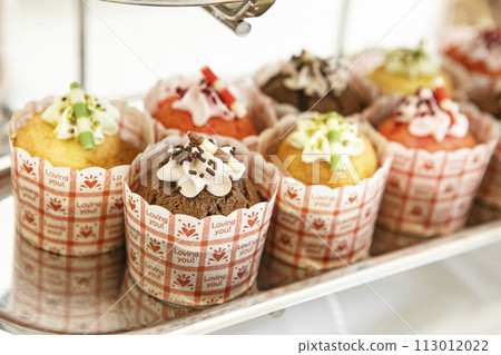 下午茶的形象 紙杯蛋糕等甜點的形象 113012022