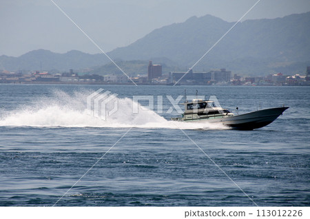 一艘漁船駛過來島海峽 113012226