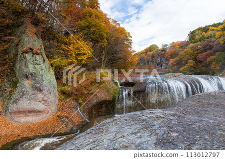 群馬縣沼田市的秋天、紅葉吹割谷、吹割瀑布 113012797