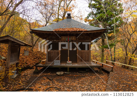 Autumn in Numata City, Gunma Prefecture: Autumn leaves in Fukiware Valley, Ukishima Nyoirin Kannon 113012825