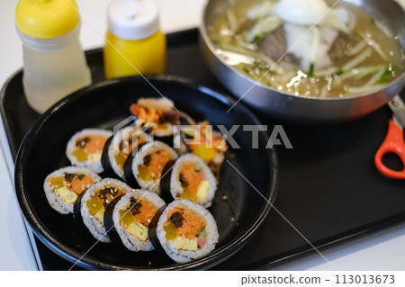 Kimbap and cold noodles 113013673
