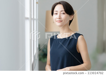 一個女人在陽光下 一個女人在陽光下 113014782