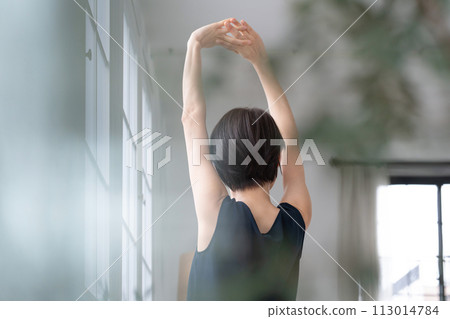 Women stretching 113014784