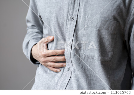 腹痛身體部位的男人 113015763