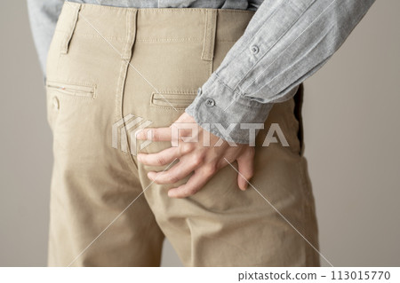 屁股疼痛的男人身體部位被割傷 113015770