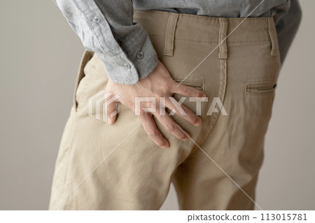 屁股疼痛的男人身體部位被割傷 屁股疼痛的男人身體部位被割傷 113015781