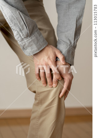 膝蓋疼痛的男人 膝蓋疼痛 身體部位 113015783