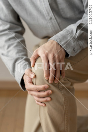 膝蓋疼痛的男人 膝蓋疼痛 身體部位 113015792