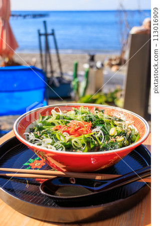 在海濱別墅吃美味的海邊拉麵。位於日本神奈川縣三浦市荒井濱海灘。 2023 年 12 月 2 在海濱別墅吃美味的海邊拉麵。位於日本神奈川縣三浦市荒井濱海灘。 2023 年 12 月 2 113016909